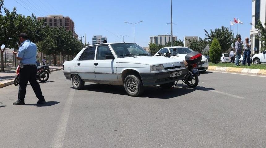 Otomobille Motosiklet &Ccedil;arpıştı: 1 Yaralı