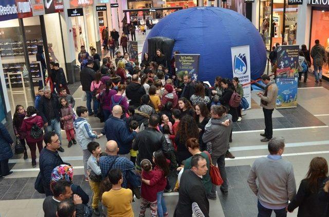 Yunusemre Belediyesinden Öğrencileri Sevindiren Karne Hediyesi