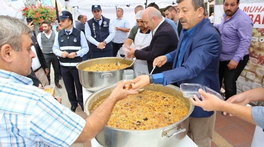 Başkan Karabacak Vatandaşlara Aşure Dağıttı