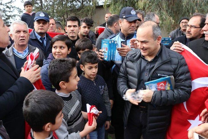 Sınırın Sıfır Noktasında Vatandaşlara Türk Bayrağı Dağıtıldı G2