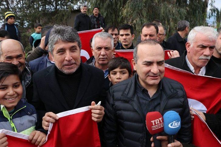 Sınırın Sıfır Noktasında Vatandaşlara Türk Bayrağı Dağıtıldı G4