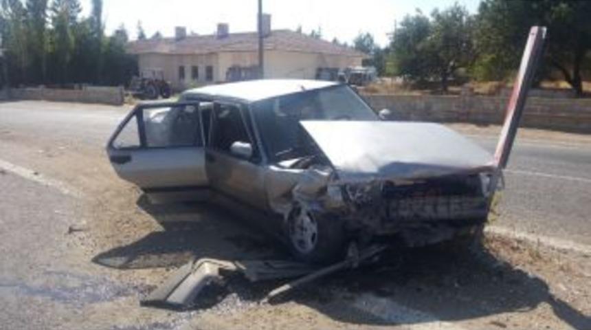 Otomobil Trafik Levhasına Çarparak Durabildi