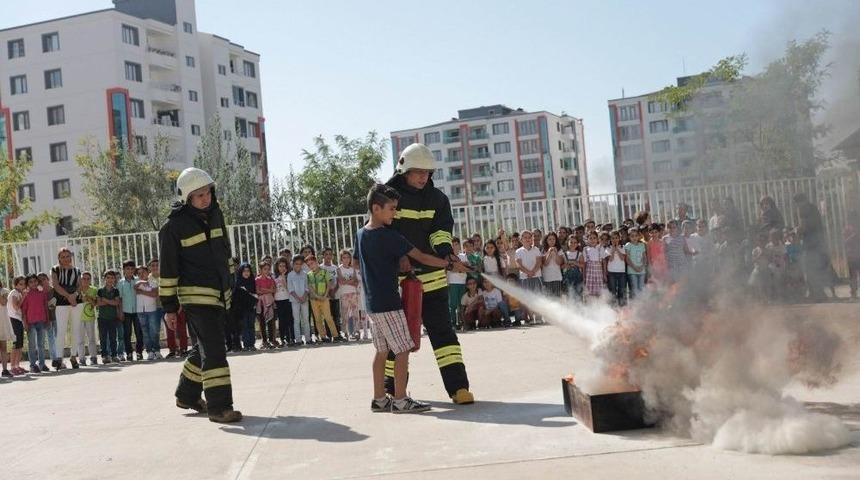İtfaiye Haftası’nda Vatandaşlar Bilgilendiriliyor
