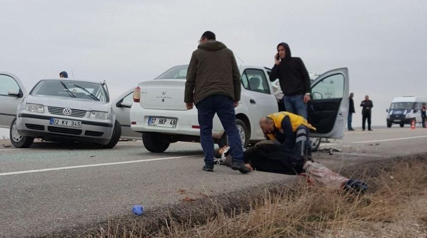 İki Otomobil &Ccedil;arpıştı: 4 Yaralı