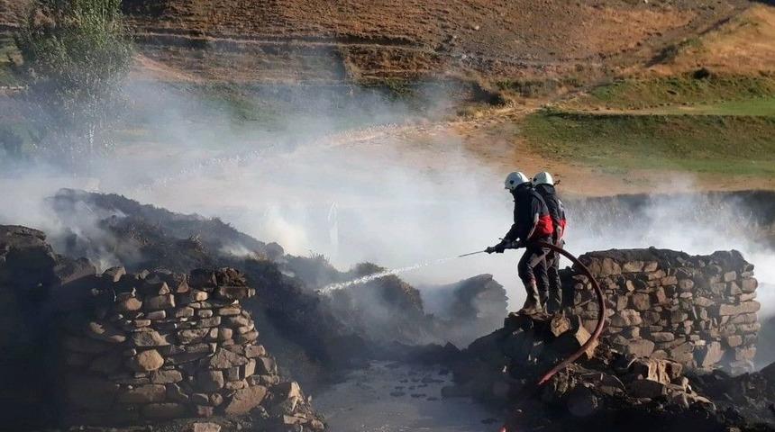 İtfaiye Ekibinin 5 Saatlik Çalışmasıyla Ot Yangını Söndürüldü