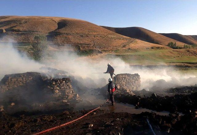 İtfaiye Ekibinin 5 Saatlik Çalışmasıyla Ot Yangını Söndürüldü