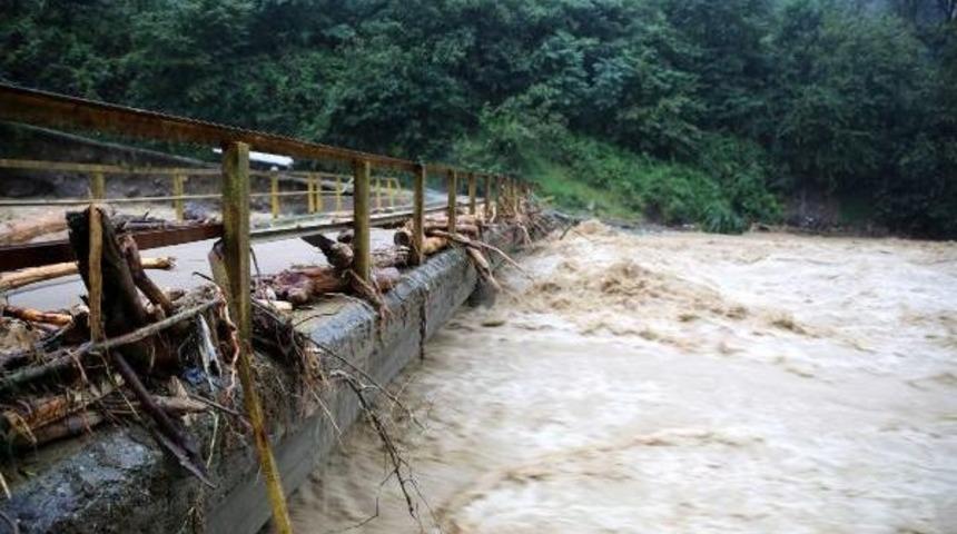 Rize’De Sağanak Yağmur, Sel Ve Heyelana Neden Oldu: 1 Ölü, 1 Yaralı (5)