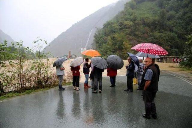 Rize’De Sağanak Yağmur, Sel Ve Heyelana Neden Oldu: 1 Ölü, 1 Yaralı (5)