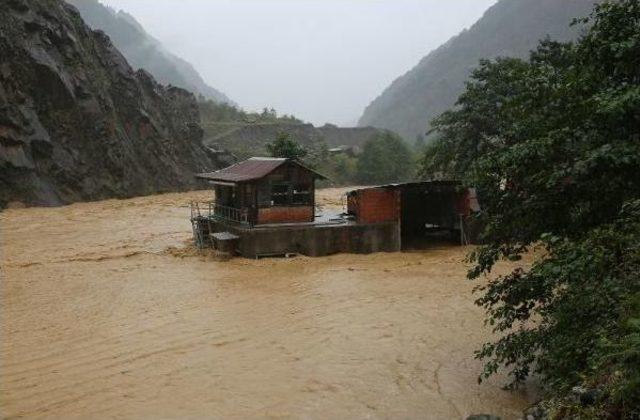 Rize’De Sağanak Yağmur, Sel Ve Heyelana Neden Oldu: 1 Ölü, 1 Yaralı (5)