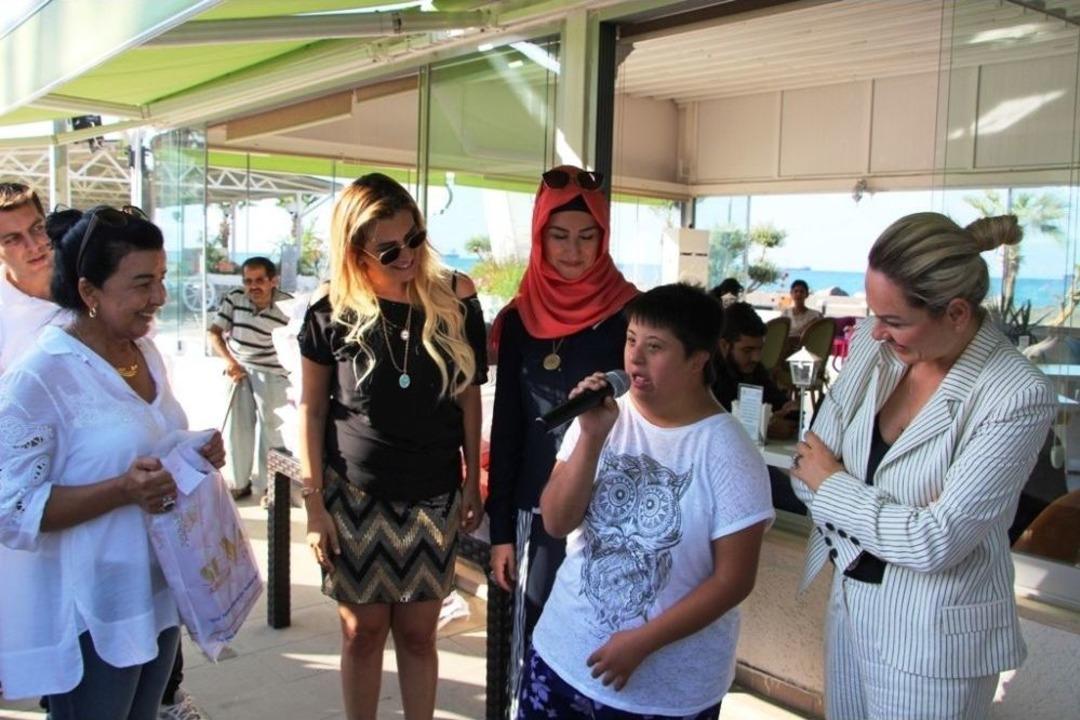 Down Sendromlu &Ccedil;ocukların Ayakkabı Sevinci