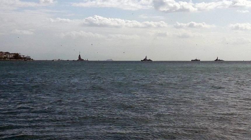 Savaş Gemileri Birbiri Ardına Boğazdan Ge&ccedil;ti