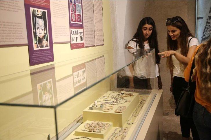 Dünyanın En Eski Aşıklarına Ait 12 Bin Yıllık Takılar Mardin’de Sergileniyor