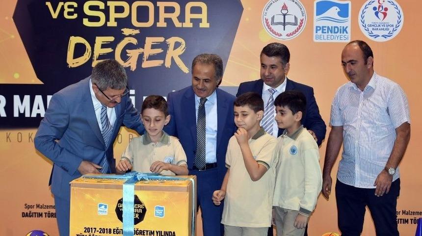 Pendik&rsquo;te 146 Okula Spor Malzemesi Desteği