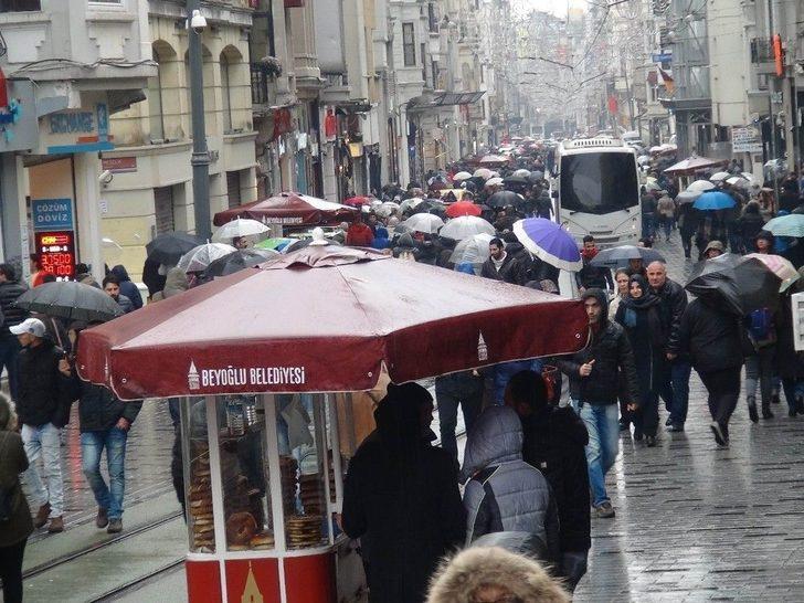İstiklal Caddesi’nde Şemsiyeli Vatandaşların İlginç Görüntüsü G1
