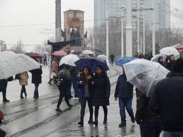 İstiklal Caddesi’nde Şemsiyeli Vatandaşların İlginç Görüntüsü G2