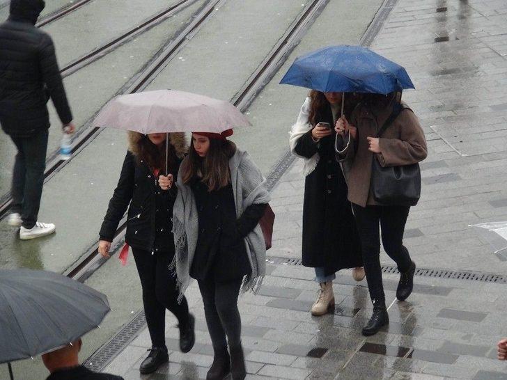 İstiklal Caddesi’nde Şemsiyeli Vatandaşların İlginç Görüntüsü G3