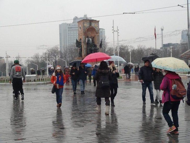 İstiklal Caddesi’nde Şemsiyeli Vatandaşların İlginç Görüntüsü G4