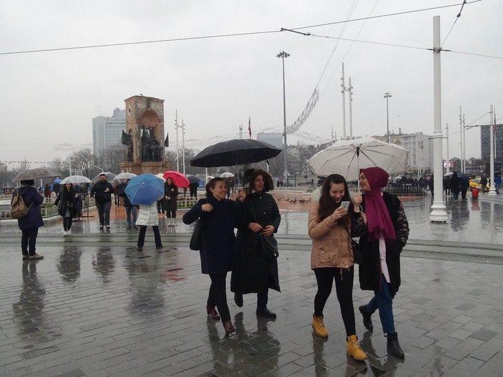 İstiklal Caddesi’nde Şemsiyeli Vatandaşların İlginç Görüntüsü G5