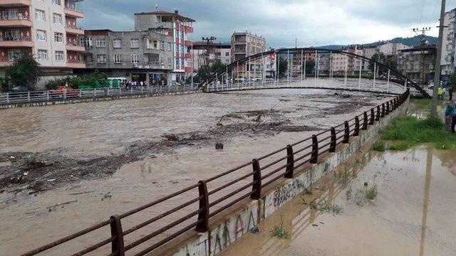 Ünye’de Tabakhane Deresi De Taştı