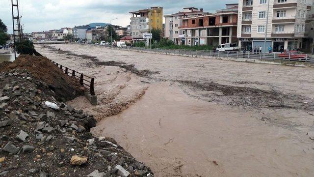 Ünye’de Tabakhane Deresi De Taştı