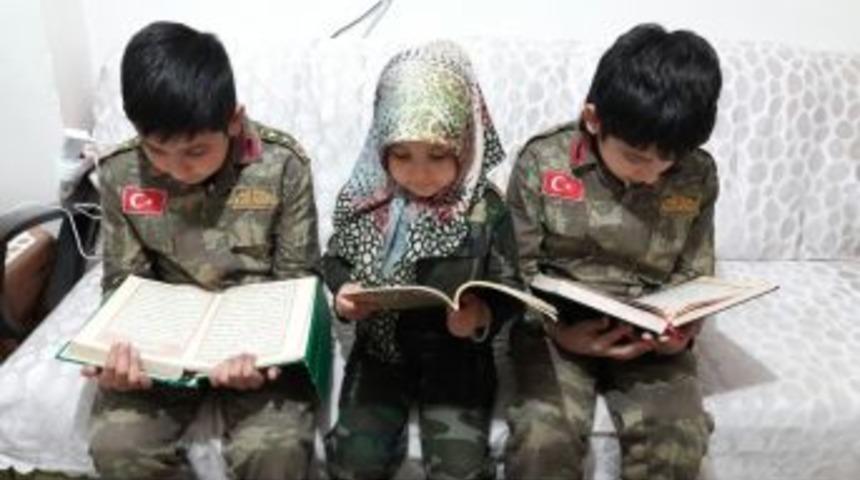 Asker Kıyafeti Giyen Minikler Mehmet&ccedil;iklere Dua Etti