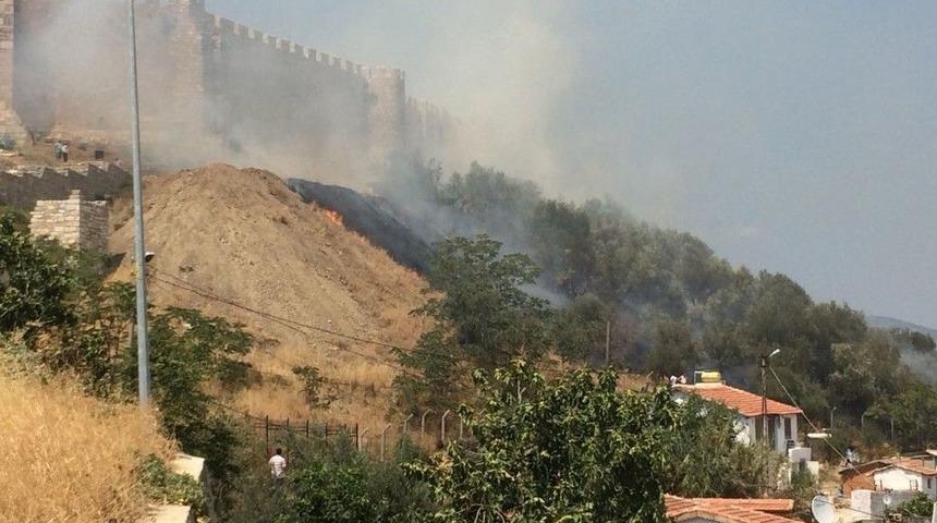 Ayasuluk Kalesi&rsquo;nin Yanındaki Yerleşim Yerlerini Tehdit Eden Yangın