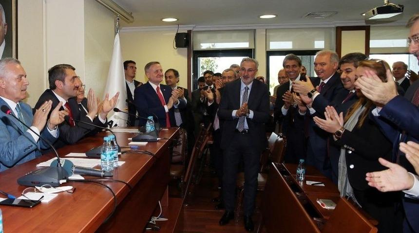 Mevlüt Uysal’ın İsminin Açıklandığı An Ak Partililer Alkışlarla Destekledi