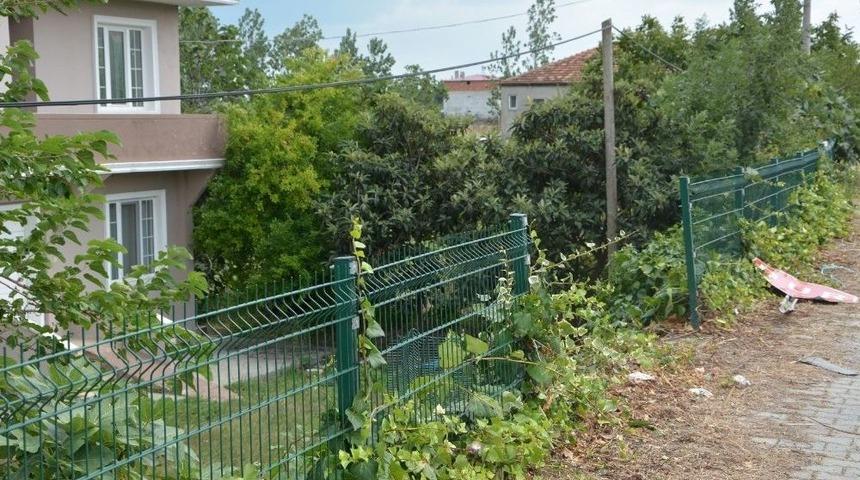 Otomobil Evin Bah&ccedil;esine U&ccedil;tu: 5 Yaralı