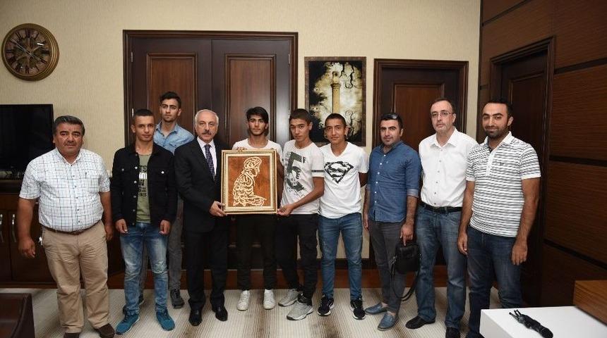 Sevgi Evleri &Ouml;ğrencilerinden Başkan G&uuml;l&rsquo;e Anlamlı Hediye