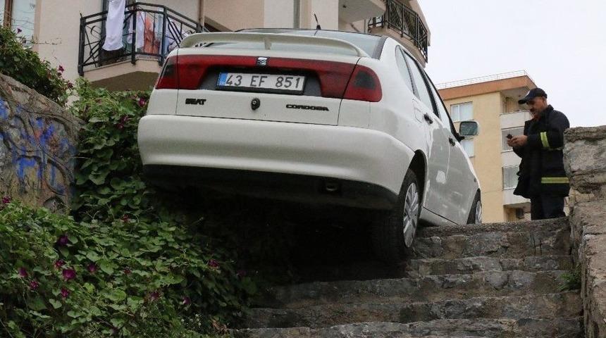 Arabayla Merdivenden U&ccedil;maktan Son Anda Kurtuldu