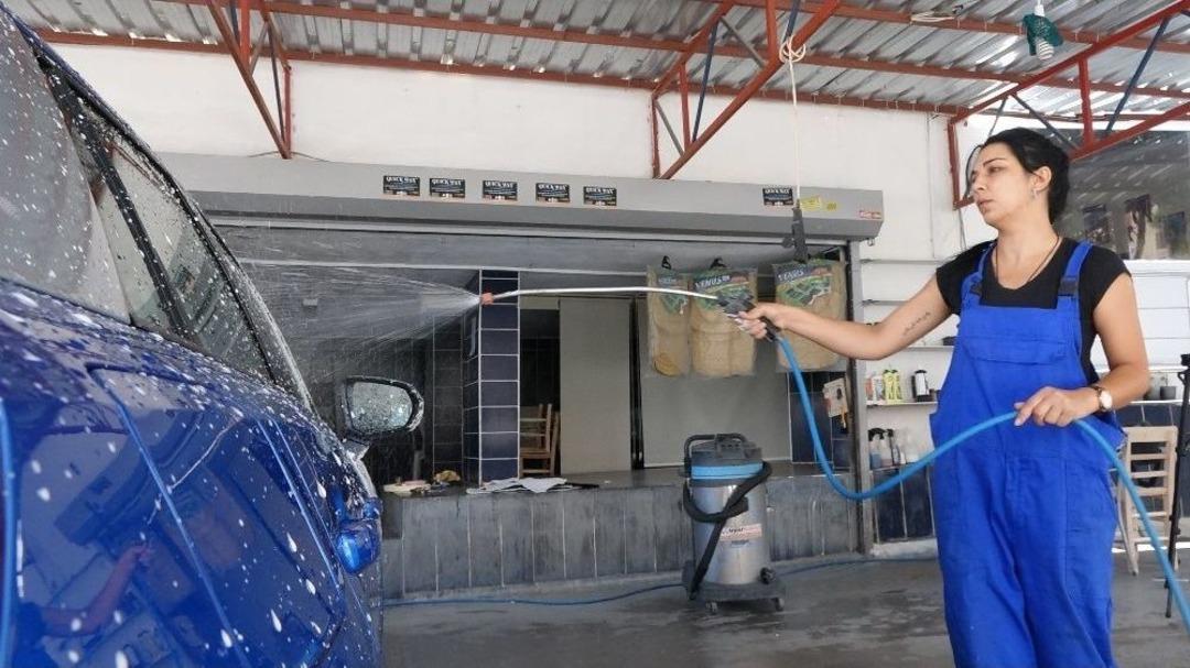 Mersin&rsquo;de &rsquo;oto Yıkamacı Kadınlar&rsquo; Erkeklere Taş &Ccedil;ıkartıyor