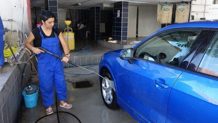 Mersin’de ’oto Yıkamacı Kadınlar’ Erkeklere Taş Çıkartıyor G4