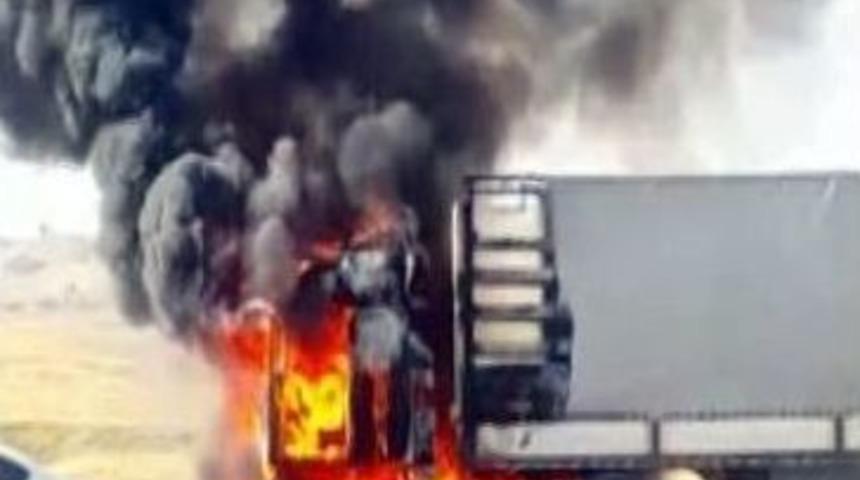 Batman’da Seyir Halindeki Tır Yandı