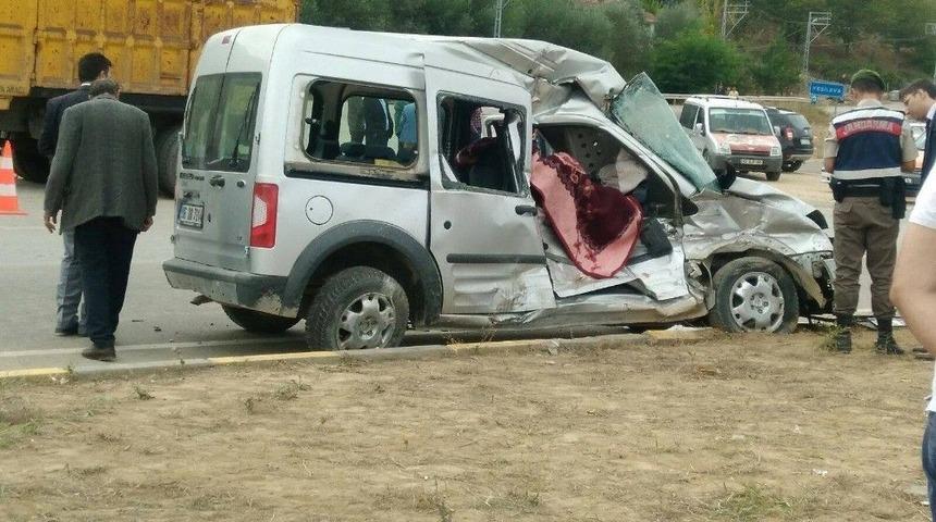 Kamyon İle Hafif Ticari Ara&ccedil; &Ccedil;arpıştı: 1 &Ouml;l&uuml;