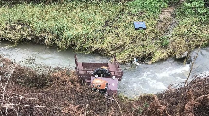 30 Metrelik U&ccedil;urumdan Yuvarlanan Ara&ccedil;tan Burunları Bile Kanamadan &Ccedil;ıktılar