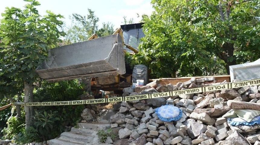 16 Yaşındaki Sürücünün Kullandığı İş Makinesi Bahçe Duvarına Çarptı