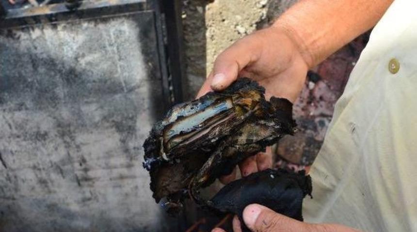 Evi Ile Birlikte Dolaptaki Paraları Da Yandı