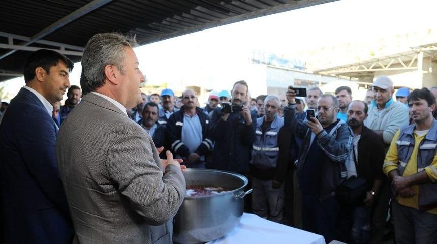Başkan Palancıoğlu İş&ccedil;ilere Aşure Dağıttı