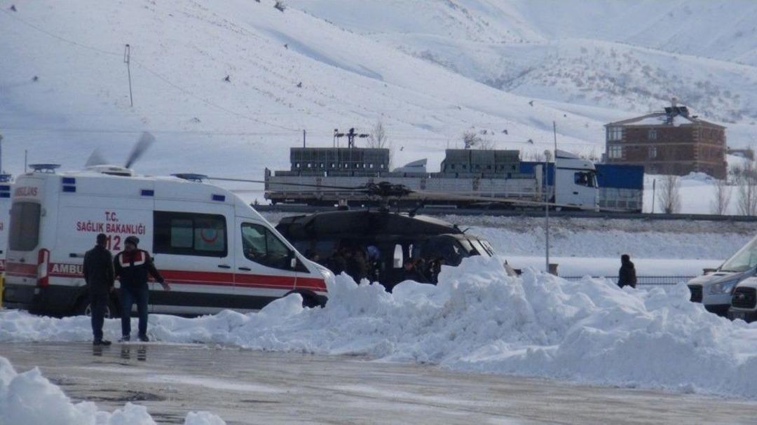 &Ccedil;ığ Altından Kurtarılan Askerler Hastaneye Getirildi