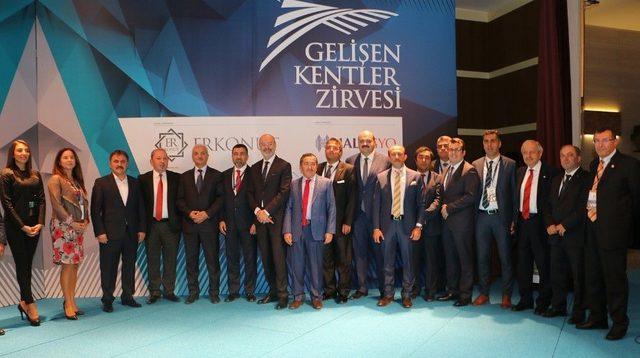 Başkan Orhan,”gelişen Kentler Zirvesi”nde Konuştu