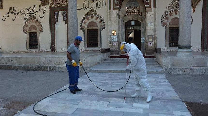 Şehzadeler&rsquo;de Camilere Buharlı Temizlik