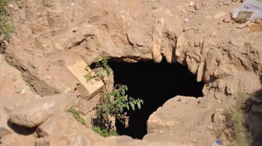 Mahalleyi Kazdık&ccedil;a Tarihi Mezar &Ccedil;ıkıyor