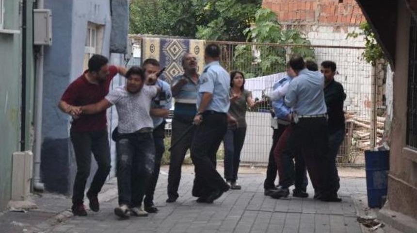 G&ouml;zaltına Alınan Ş&uuml;phelinin Yakınları Polise Saldırdı: 10 G&ouml;zaltı