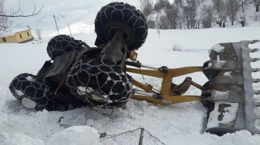 Bing&ouml;l&rsquo;de 241 K&ouml;y Yolu A&ccedil;ılırken, Bir İş Makinesi Şarampole Yuvarlandı