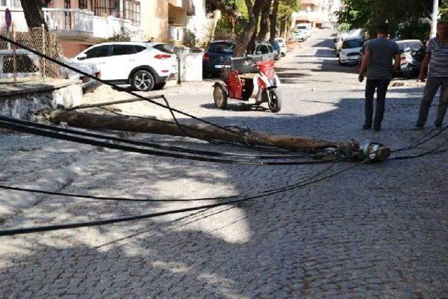 Devrilen Direğin Altında Kalan Kadın Az Daha Canından Oluyordu