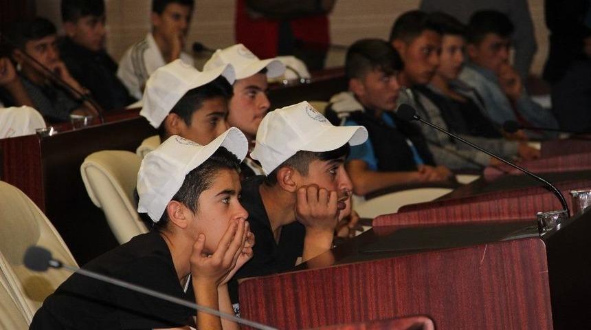 Vali Azizoğlu, Karayazı Ve Kara&ccedil;obanlı Gen&ccedil;leri Kabul Etti