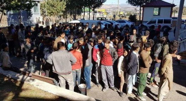 Yolcu Otob&uuml;s&uuml;nde 139 Ka&ccedil;ak M&uuml;lteci Yakalandı 1