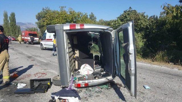 İzmir&rsquo;de Trafik Kazası: 1 &Ouml;l&uuml; 2