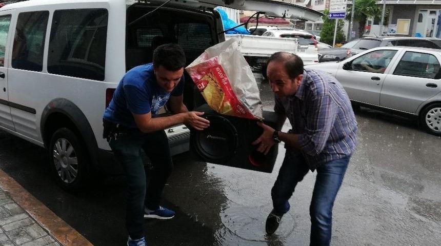 Otomobilden &Ccedil;alınan Teyp Ve Hoparl&ouml;rler Ele Ge&ccedil;irildi