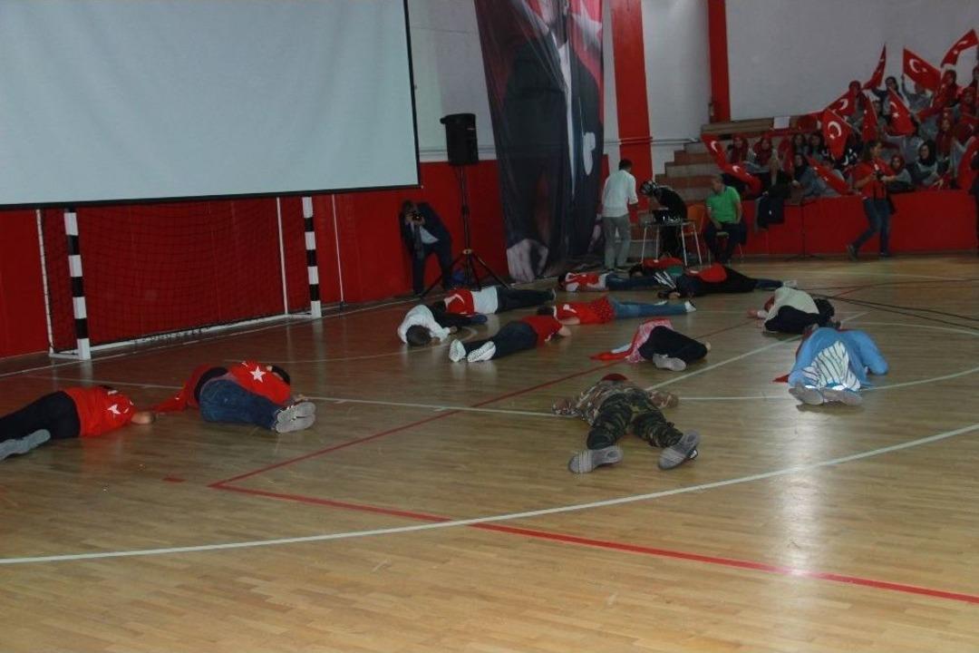 &Ouml;ğrenciler 15 Temmuz&rsquo;u Drama İle Canlandırdı